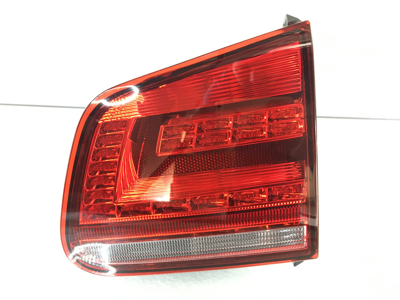 Ліхтар внутрішня кришка багажника лівий VW Tiguan 2012-2017 5N0945093J, 5N0945093G