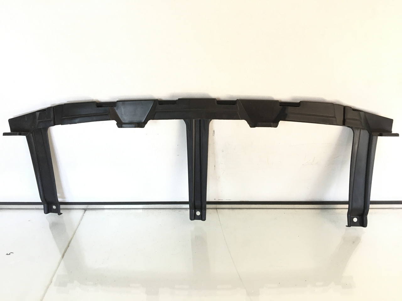 Кронштейн переднього бампера центр нижній Jeep Compass 17- 68243831AB