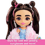 Лялька Барбі Екстра Мініс Модниця в рожевому пухнастому кожушку Barbie Extra Minis #9 Pink Faux Fur Coat, фото 3