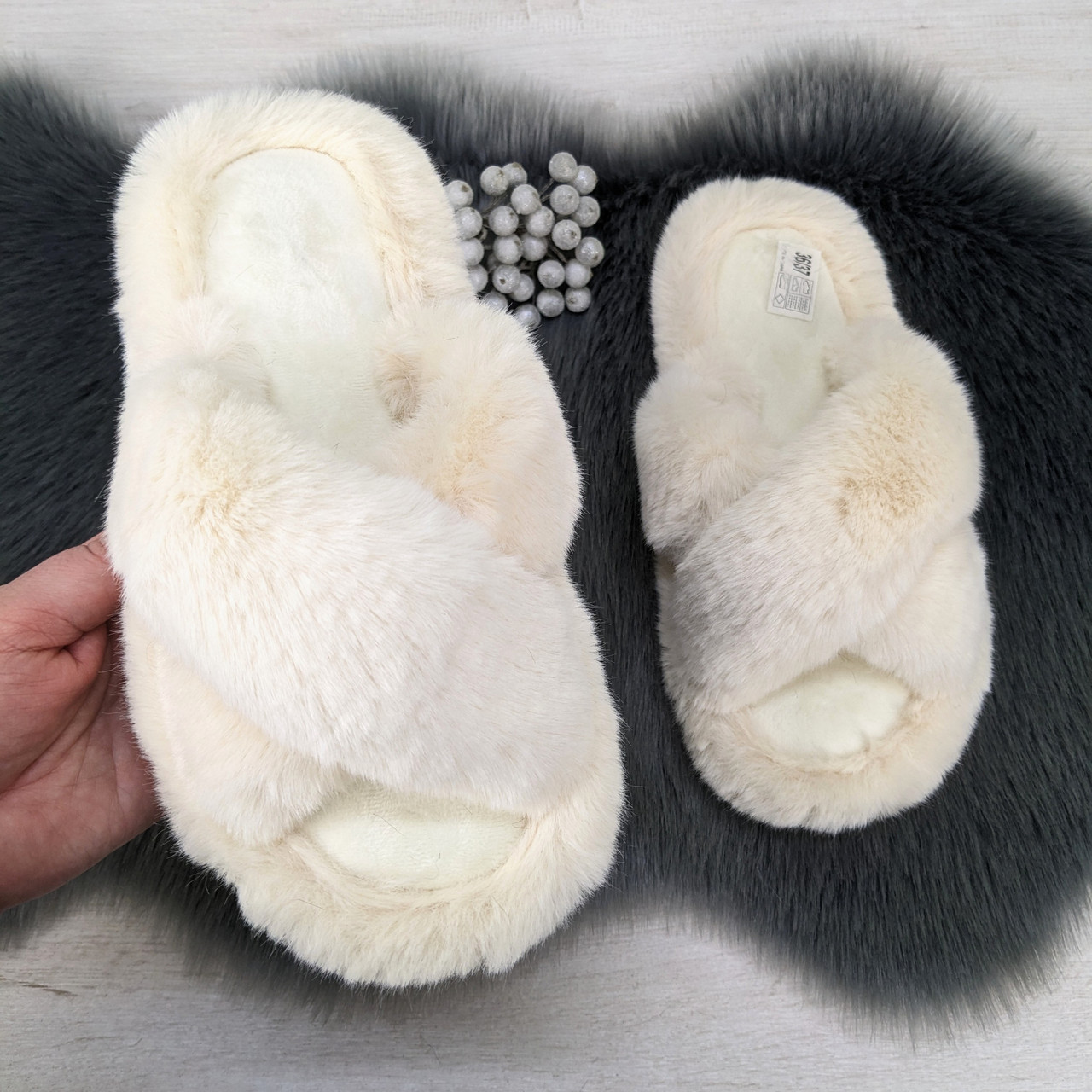 Капці жіночі хутряні білі штучне хутро Fangre 4356