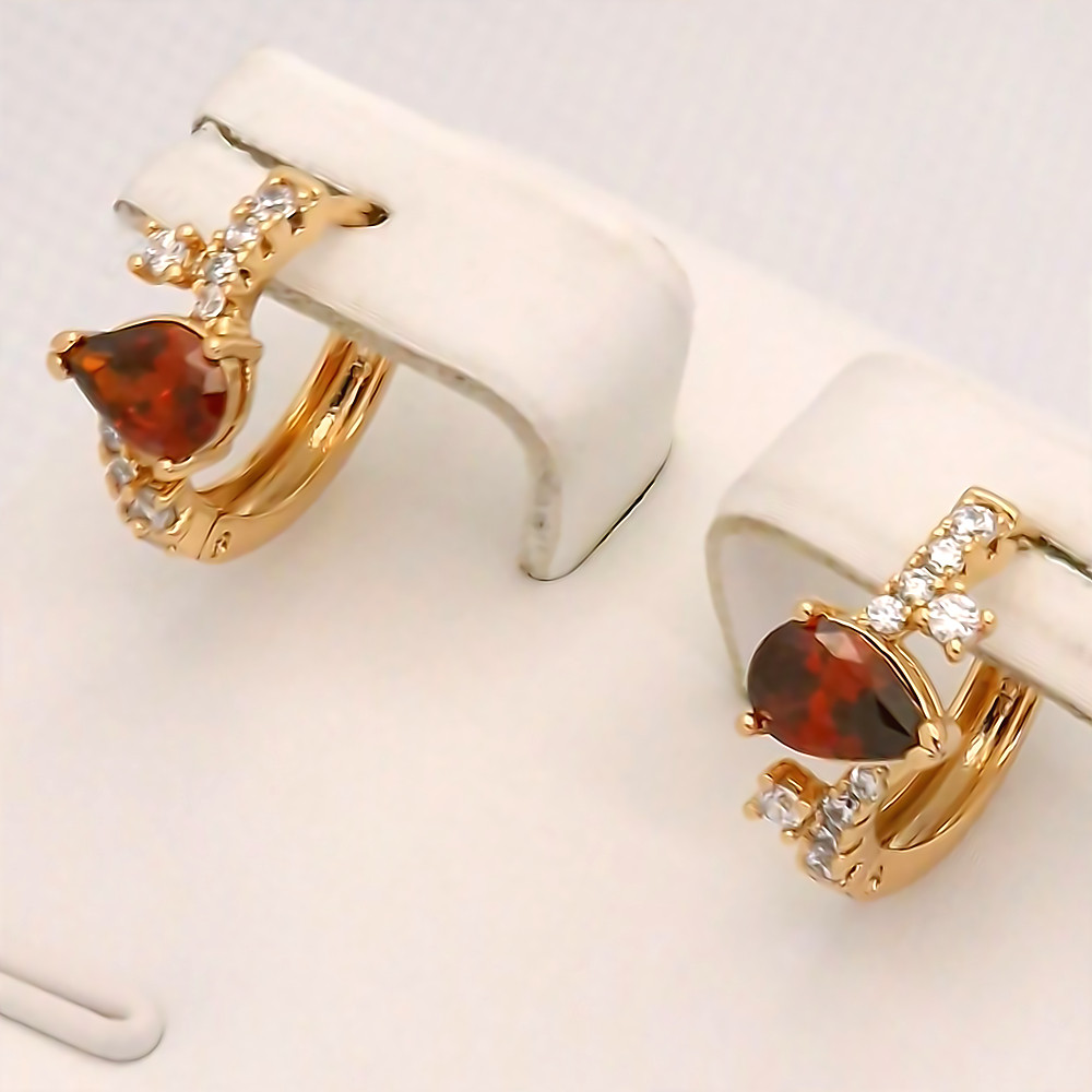 Сережки ХР. Позолота 18К. Камені: бордовий та білий циркон. Діаметр: 15 мм. Ширина: 5 мм.