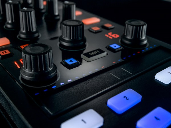 TRAKTOR KONTROL X1 MK2 DJコントローラー DJ-контроллер Native Instruments Traktor Kontrol X1 MKII
