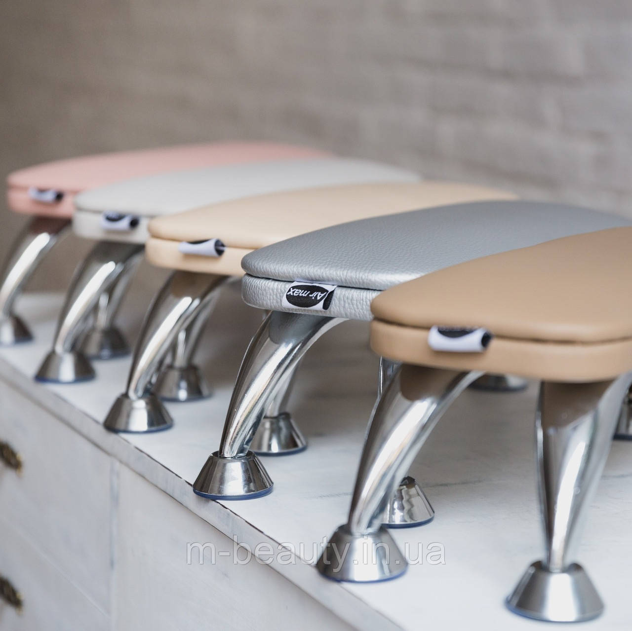 Манікюрна підставка для манікюрного столу на хром ніжках Air max підлокітник для витяжки майстра манікюру, фото 1