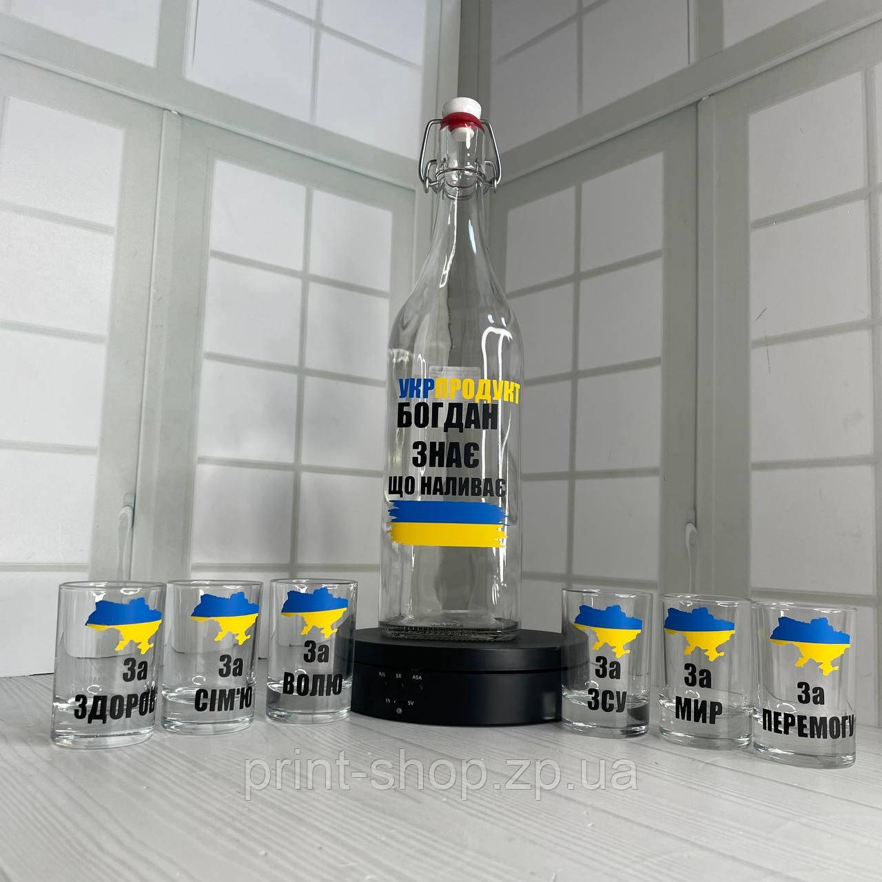 Подарунковий патріоничний набір Графин 1л + 6 стопок "Богдан знає що наливає" в коробці, фото 1