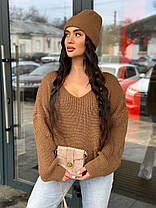 Стильний теплий жіночий в'язаний светр із вирізом БАТАЛ, фото 2