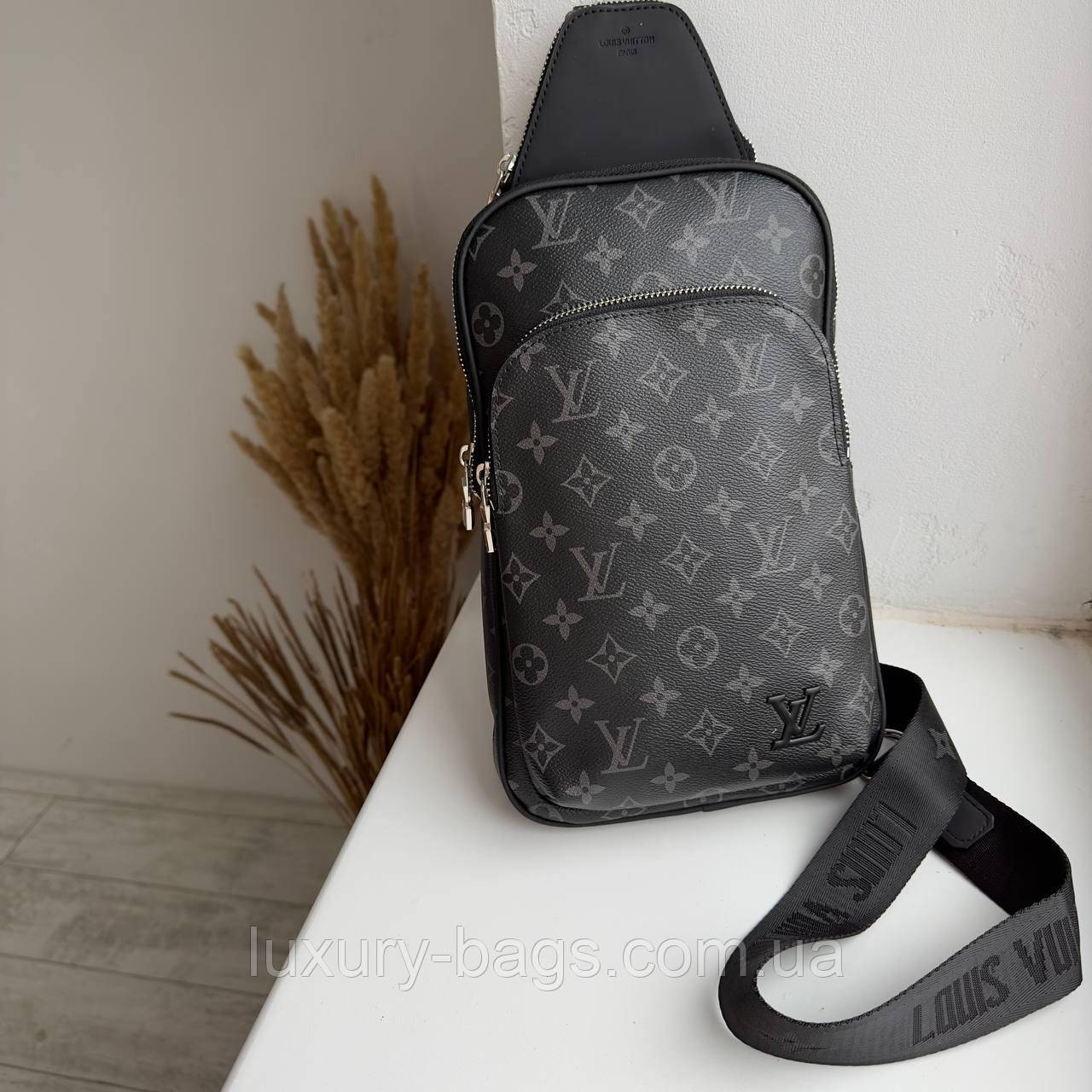 Модна чоловіча сумка-слінг Louis Vuitton