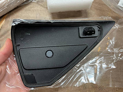 Кришка порту зарядки Tesla Model 3, Y (1084854-99-J / 1448344-00-B