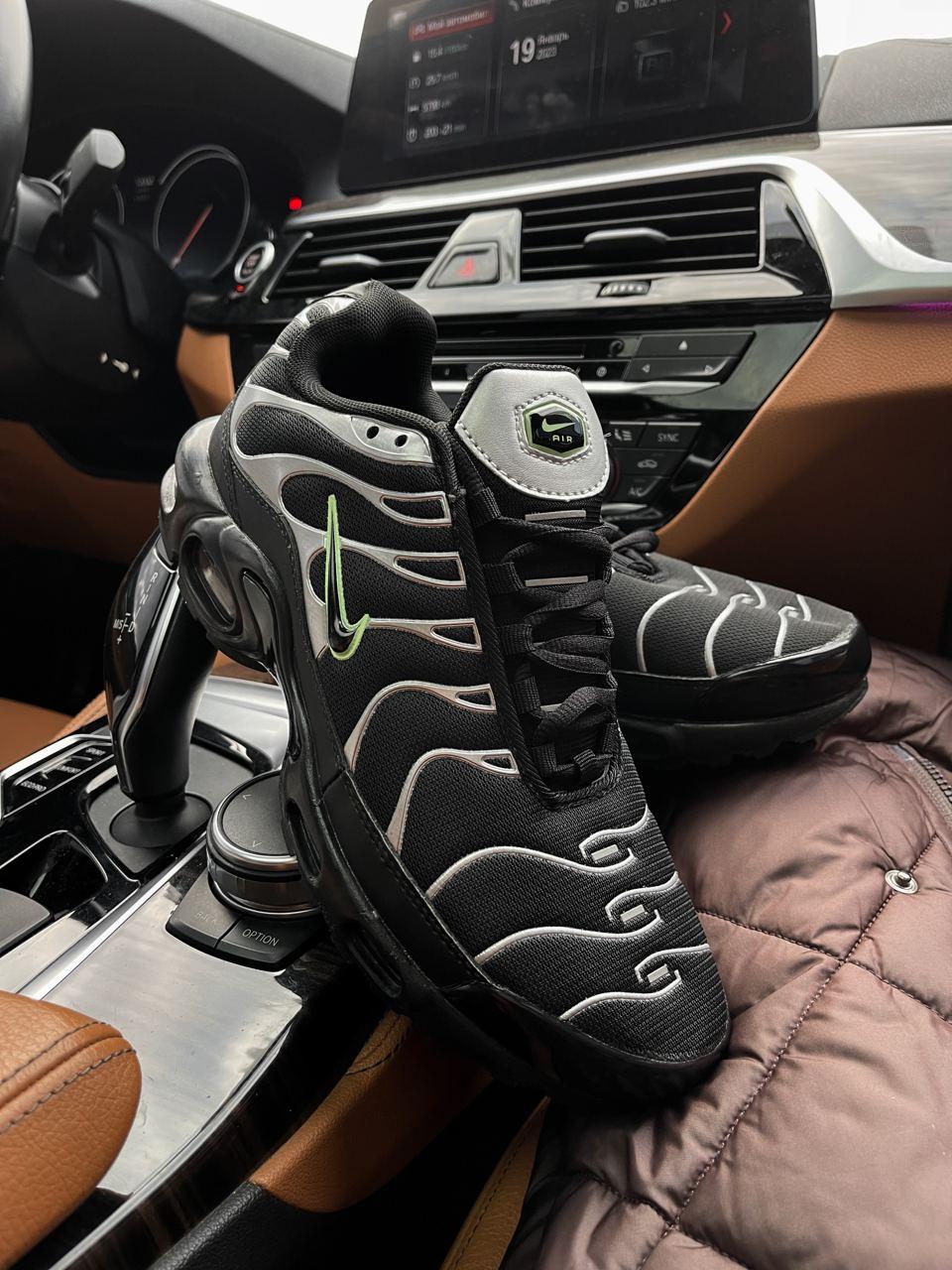 Nike tn store plus black
