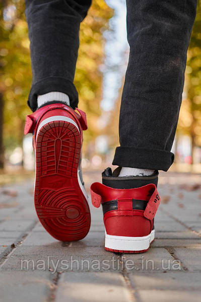 Off white jordan 1 bred 2025