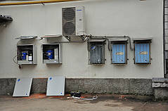 Холодильные агрегаты расположены на фасаде здания