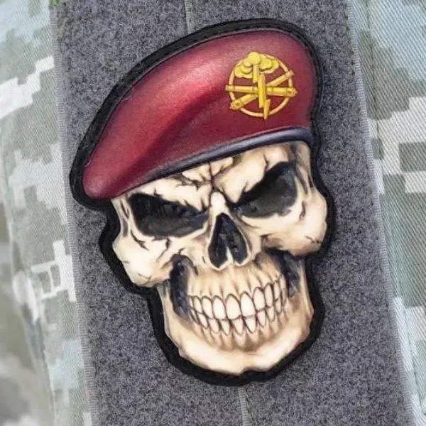 Шеврон череп у береті (Ракетні війська й артилерія)