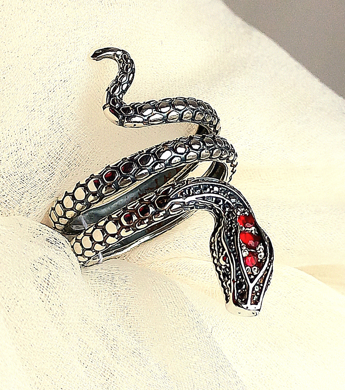 Змія срібна каблучка с червоним цирконом