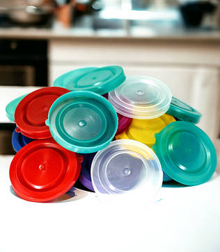 Кришки пластмасові