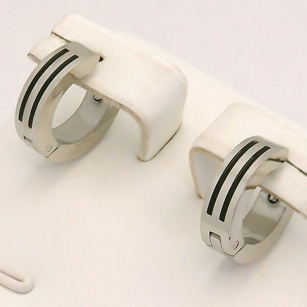 Сережки Stainless Steel із чорною емаллю. Сталь. Родій. Діаметр: 12 мм. Ширина: 4 мм.