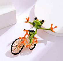 Брошь лягушка на велосипеде, ювелирная эмаль Frog with bag, 1.5х4 см., фото 6