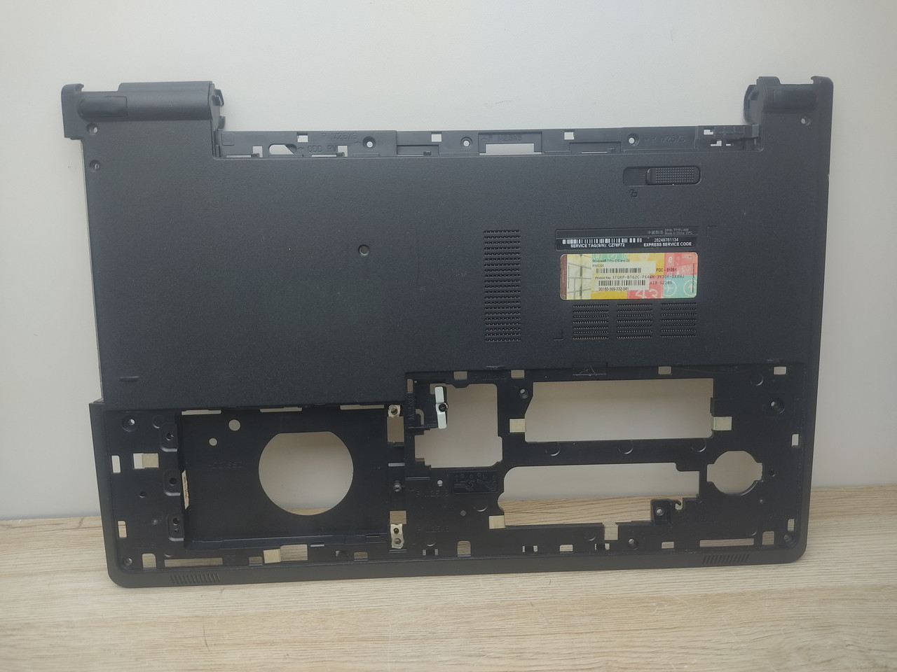 Dell inspiron 15-5558 5559 5555 5551 5552 Vostro 3558, 3559 Корпус D (нижня частина корпусу) б/у