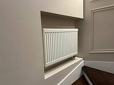 Батарея опалення яка розташована в ніші. До декору