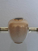 Фарфоровая ваза с золотистым оттенком