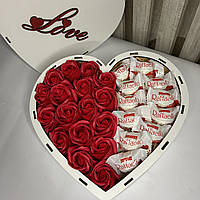 Женский деревянный подарочный бокс с розами и конфетами Raffaello в форме сердце на день рождения
