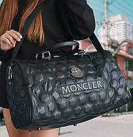 Дорожная сумка Moncler черная кожзам ремень через плече на дне ножки из пластика