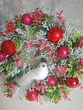 Вінок новорічний засніжений із хвої Рубінові перли, фото 3