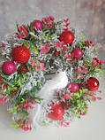 Вінок новорічний засніжений із хвої Рубінові перли, фото 2