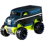 Hot Wheels Color Shifters Dairy Delivery. Машинка Хот Вілс, що змінює колір. Фургон доставки, фото 2