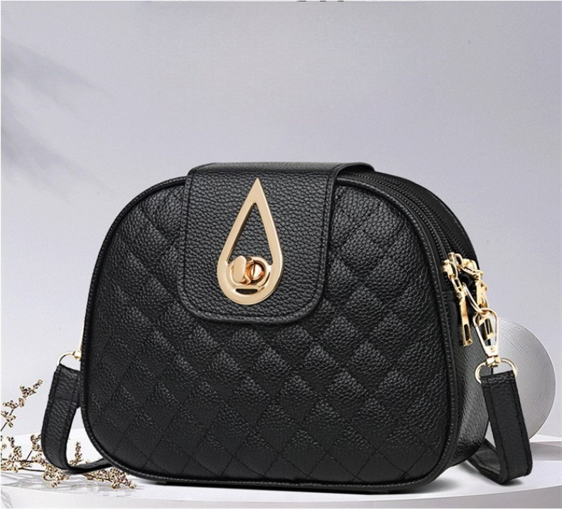 Жіноча сумочка на ремінці  чорна з екошкіри стильна сумка через плече зі шкірозамінника для дівчини