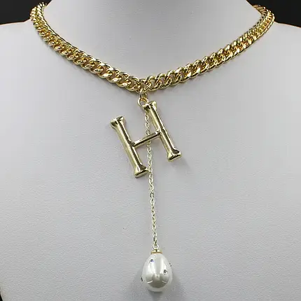 Кольє жіноче золотистого кольору з кулоном буквою і висулькою перлиною з білими камінчиками довжина 55 см, фото 1