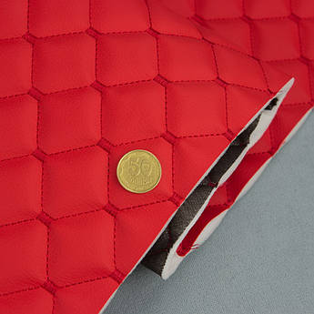 Стьобаний шкірозамінник Maldive "Ромб яскраво червоний" з червоною ниткою, на поролоні та флізеліні, товщ. 8мм, шир. 1,35м