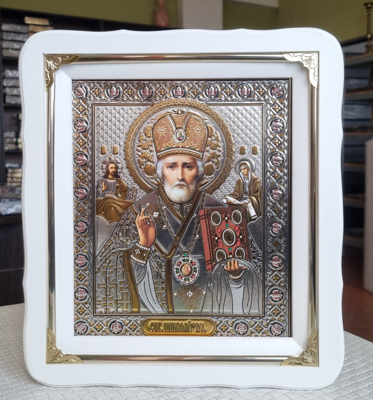 Ікони Святника Миколи Чудотворця в білому фігурному кіті розмір кіота 30×26, лік 20×24
