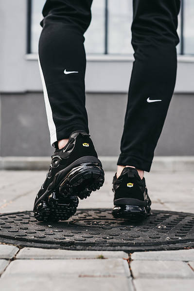 Gray and black vapormax plus clearance