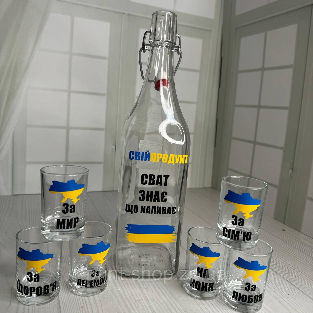 Подарунковий патріоничний набір Графин 1л + 6 стопок  "Сват знає що наливає" в коробці, фото 1