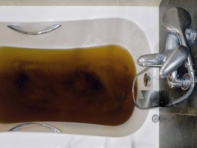 Чому у ванній жовта вода?