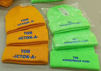 Салатові шапки з вишивкой