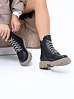 Черные теплые ботинки с бежевой высокой подошвой, размер 37