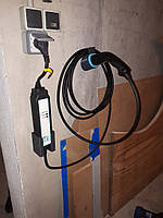 Настінний тримач зарядного пристрою Renault Zoe