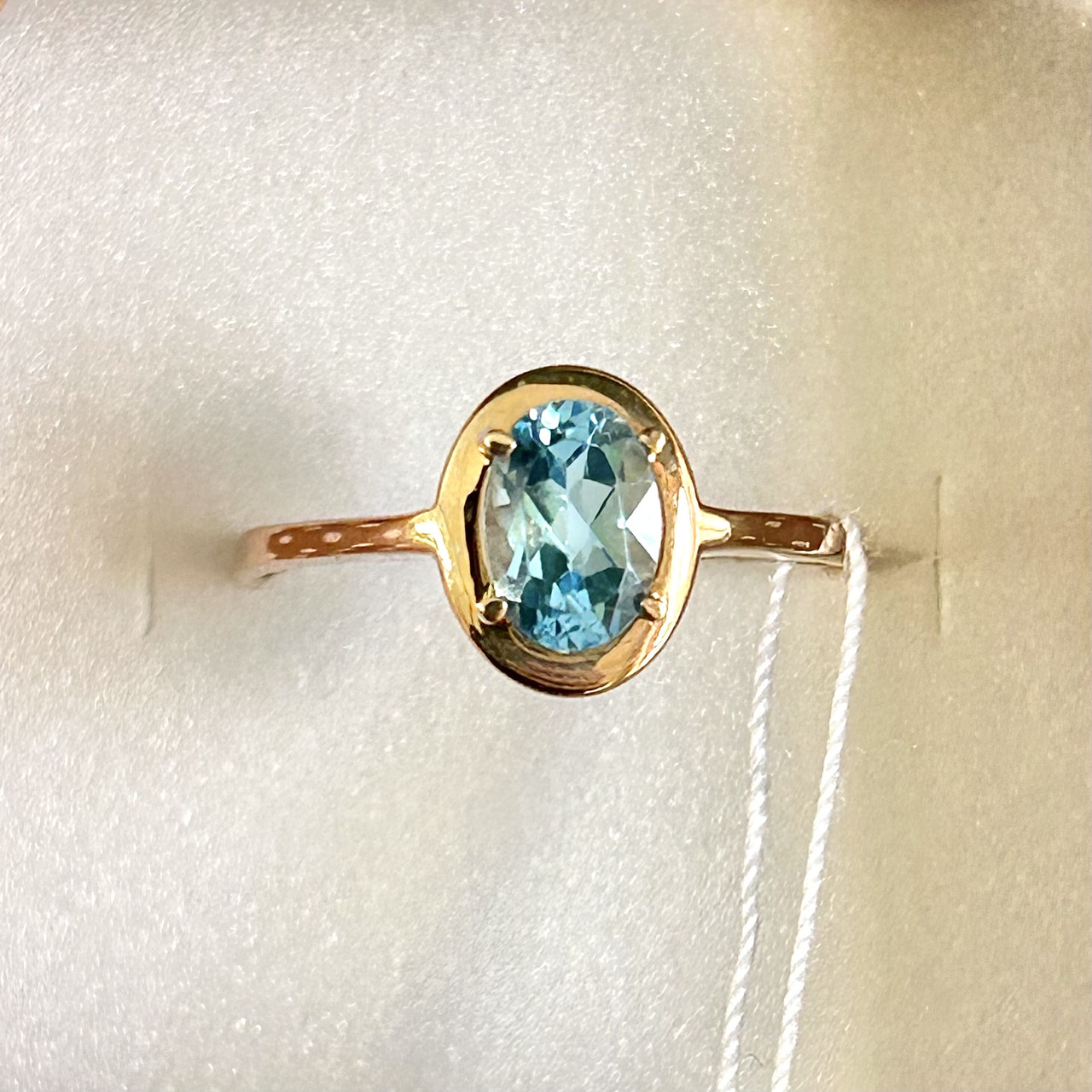 Золоте жіноче кільце 18 з блакитним топазом, натуральним дорогоцінним каменем