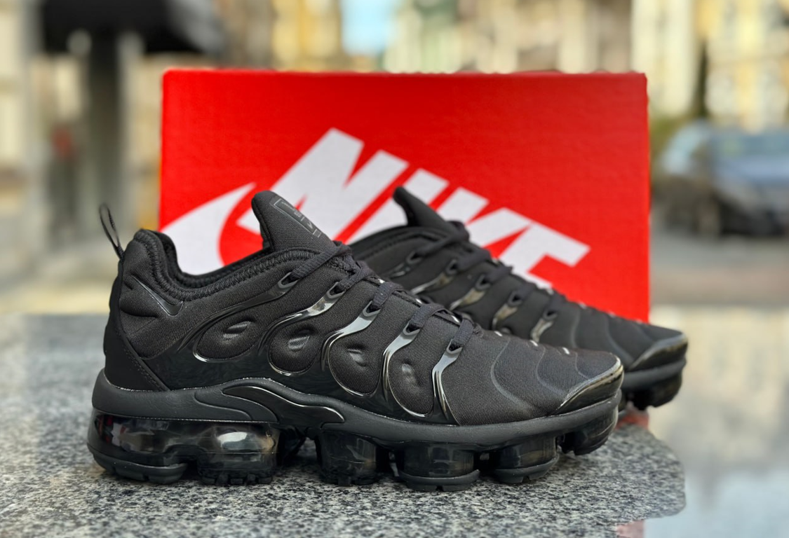 Nike air vapormax 97 black top and red