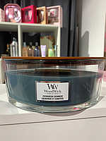 Свеча с ароматами сосны, свежего воздуха и кашемира Woodwick Ellipse Evergreen Cashmere 453 г