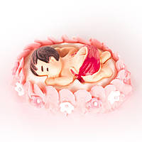 Немовля в рожевому ліжечку