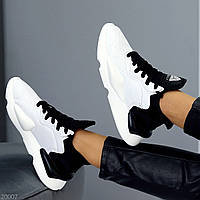 Модельные черно-белые женские миксовые кроссовки с перфорацией на фигурной подошве