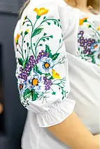 Вишиванка для дівчинки біла бязева з вишивкою літніх квітів рукав три чверті традиційний український одяг, фото 3