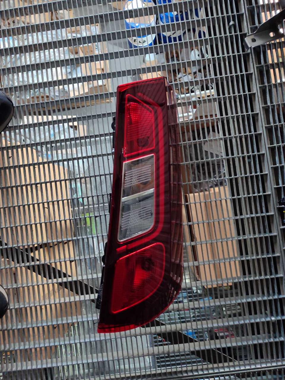 Ліхтар задній правий Renault: Express (2021-...) 265504912R