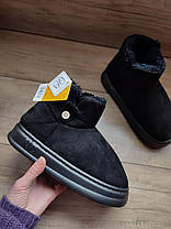 ЧЕРНЫЕ Угги-тапки BLACK низкие с пуговицей и опушкой на высокой подошве экоЗамша полу ботиночки, фото 2