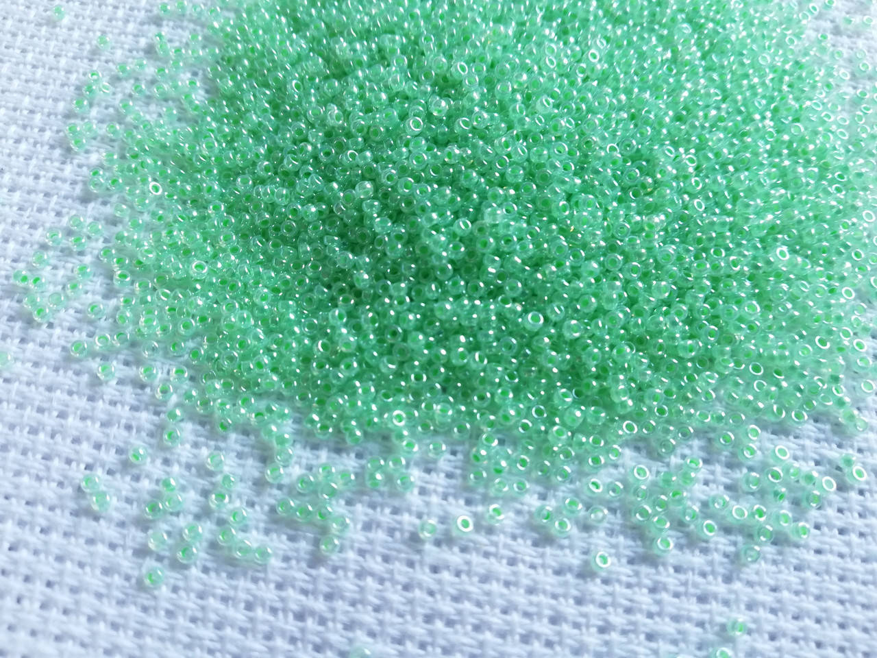 

Мiyuki 15/0 круглий 0520 Mint Green Ceylon