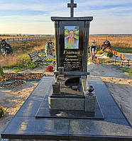 Памятники на могилу с цветником из гранита Объектив Памяти 1500*2500