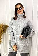 Женский длинный вязанный свитер оверсайз с высоким воротом серого цвета. Модель 28729