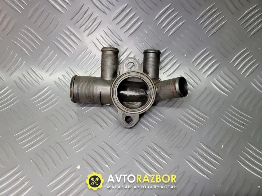 Фланец тройник системы охлаждения 9634372580 на 2.0HDi Citroen