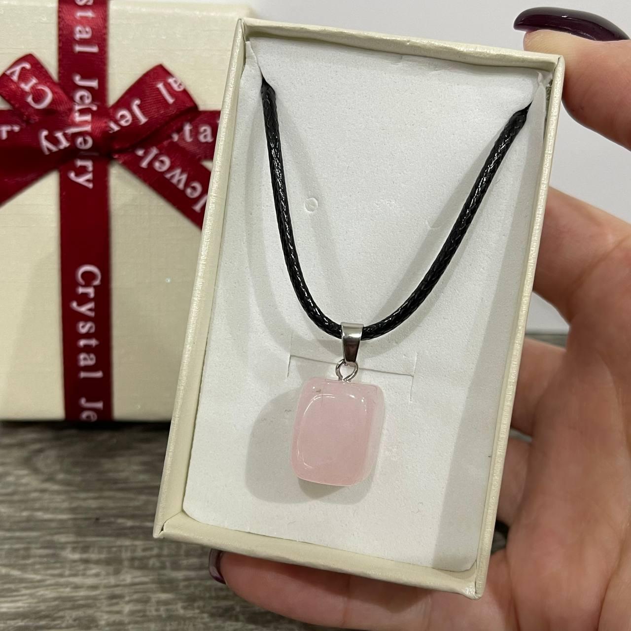 Натуральний камінь Рожевий кварц - кулон талісман в формі "міні блок" на шнурку - подарунок хлопцю, дівчині в коробочці
